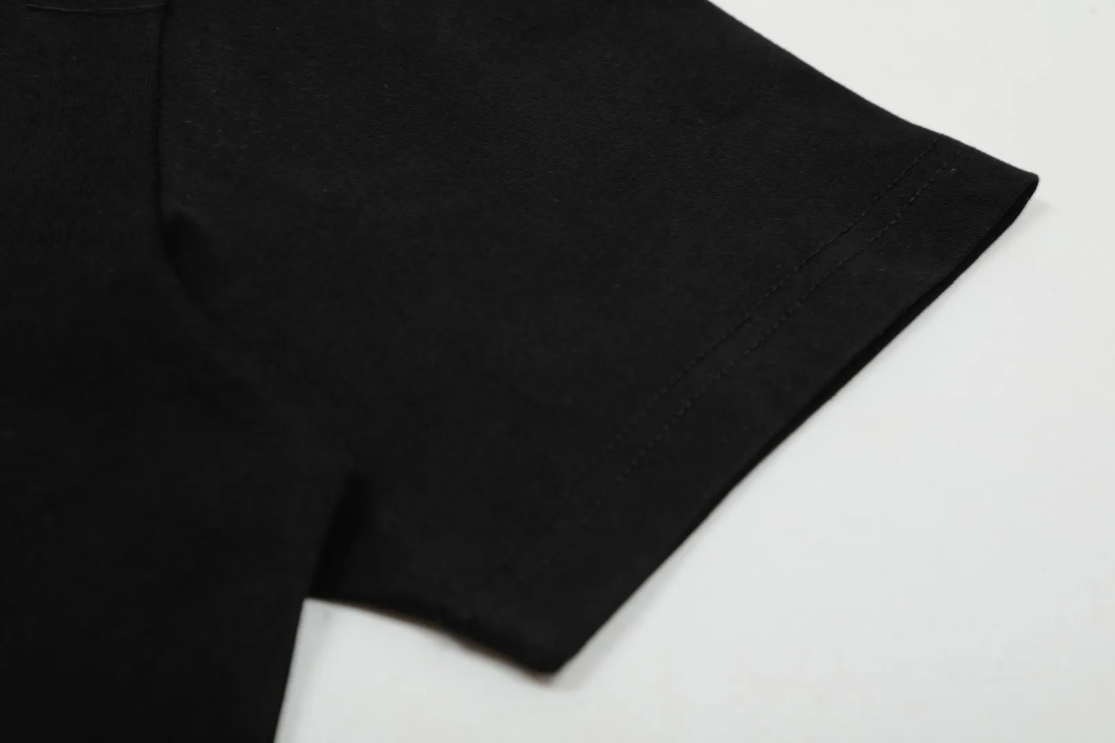 VIVI 145# "Exclusive Style" vivienne west wood The Queen Mother of the West Vivienne Saturn snake-shaped surrounding planet printed short-sleeves The new fabrics have been machine washed at high temperature + water twice. The only one in the entire network that achieves 0 shrinkage. The Solona thread is arranged. The threaded neckline does not deform. It is tight and dense. Welcome to compare. The full range of correct accessories. Every detail is completely restored and can be stretched directly. Size: XS-L
